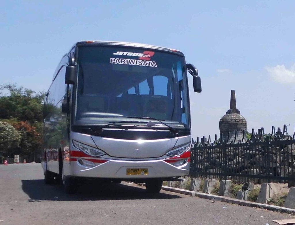 Raja Jalan Raya: Mengupas Tuntas Bus Pariwisata 60 Seat dan Potensinya di Indonesia